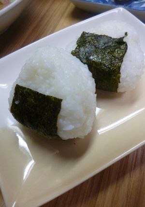 マンナンヒカリ入りご飯で・おにぎり(梅)-レシピのメイン写真