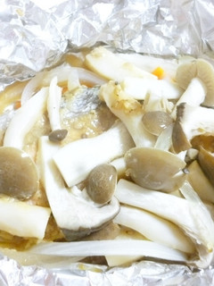 包んで焼くだけ!鮭ときのこのホイル焼き-レシピのメイン写真