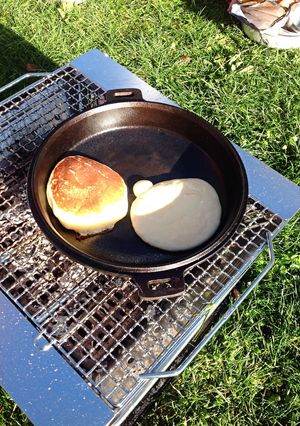 キャンプ！ダッチオーブンでホットケーキ-レシピのメイン写真