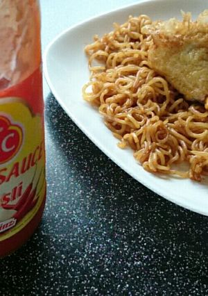 日清焼きそばサンバルソース風味★揚卵載せ-レシピのメイン写真