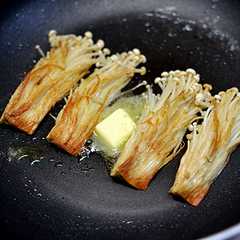รูปของ 軸が美味しい♪エノキバター醤油焼き