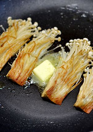 軸が美味しい♪エノキバター醤油焼き-レシピのメイン写真