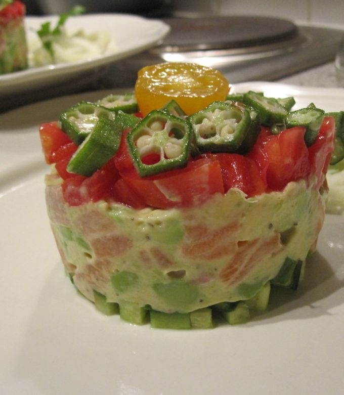 カラフルなサーモンとアボカドのタルタル by Roederer