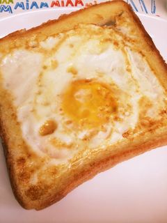 目玉焼きでエッグウィンドウトースト-レシピのメイン写真