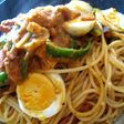 厚切りベーコンとゆで卵のトマトパスタ