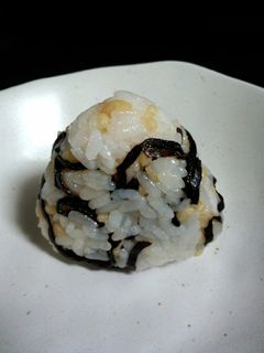 塩昆布と揚げ玉のおにぎり-レシピのメイン写真
