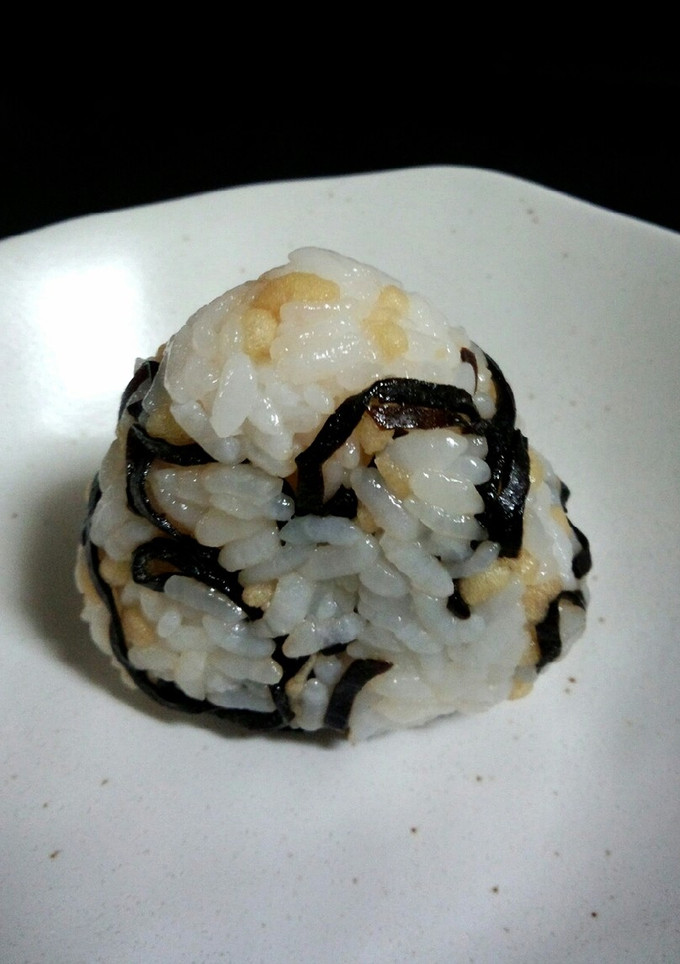 塩昆布と揚げ玉のおにぎり-レシピのメイン写真