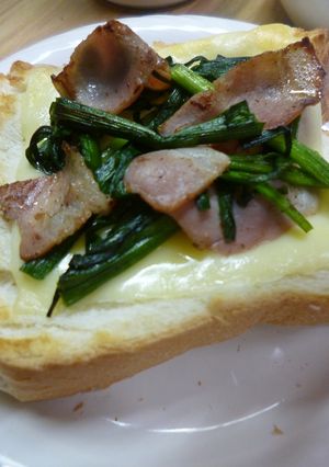 ニラとベーコンをのせたチーズトースト-レシピのメイン写真