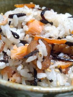 ひじきの煮物と鮭のご飯(おにぎりにも)-レシピのメイン写真