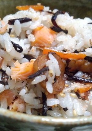 ひじきの煮物と鮭のご飯(おにぎりにも)-レシピのメイン写真