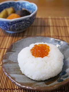 いくらの醤油漬けで☆塩お握り-レシピのメイン写真