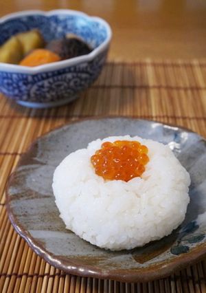いくらの醤油漬けで☆塩お握り-レシピのメイン写真