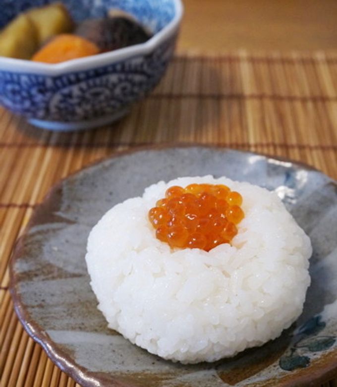 いくらの醤油漬けで☆塩お握り-レシピのメイン写真