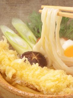 生、半生うどんでコシがある鍋焼きうどん-レシピのメイン写真