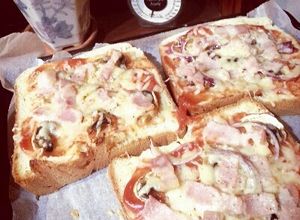 シラチャーソースで簡単ピザトースト-レシピのメイン写真