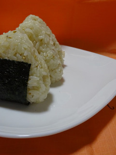 だしの素でうまおにぎり-レシピのメイン写真