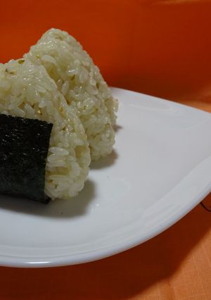 だしの素でうまおにぎり-レシピのメイン写真