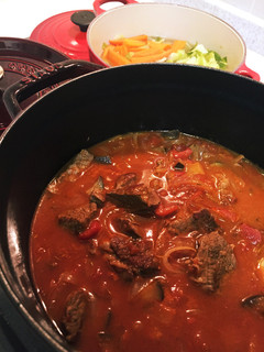 ストウブで牛肉のトマト煮込み-レシピのメイン写真