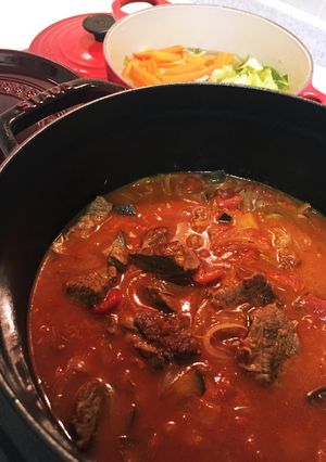 ストウブで牛肉のトマト煮込み-レシピのメイン写真