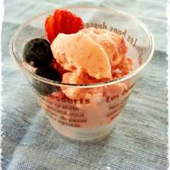 รูปของ 材料３つ混ぜるだけ☆いちごアイスクリーム