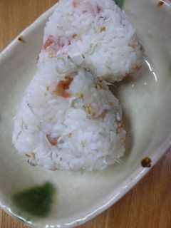 梅ちりめんのおにぎり-レシピのメイン写真