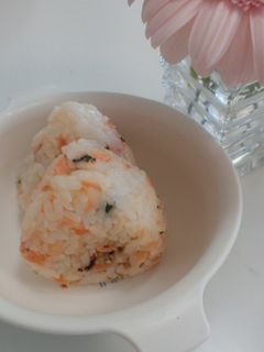 鮭フレークとワカメごまのおにぎり 幼児食-レシピのメイン写真