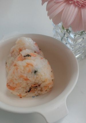 鮭フレークとワカメごまのおにぎり 幼児食-レシピのメイン写真