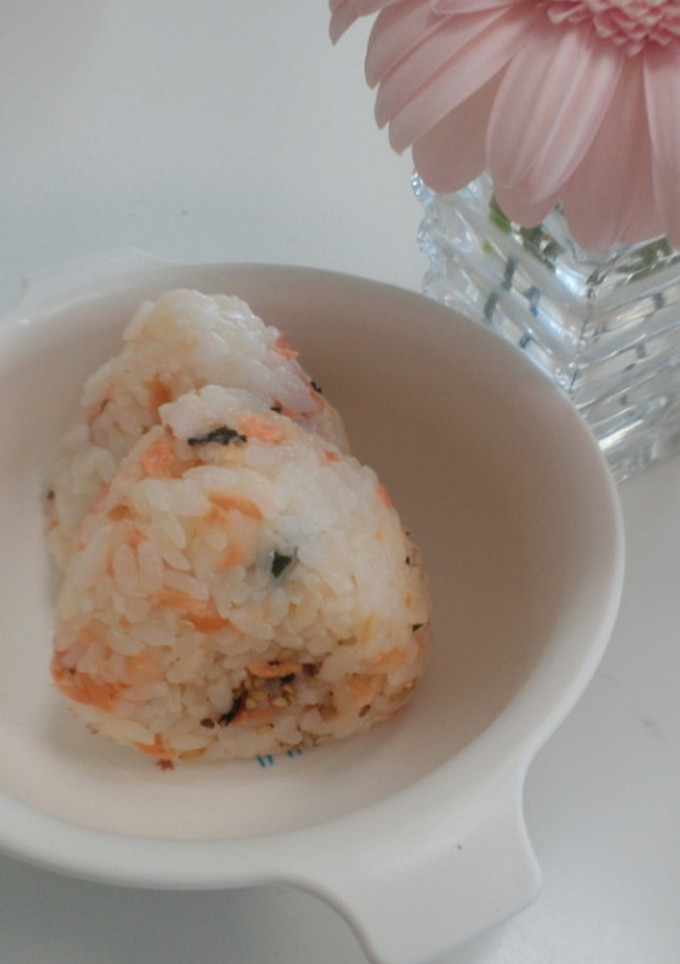 鮭フレークとワカメごまのおにぎり 幼児食-レシピのメイン写真
