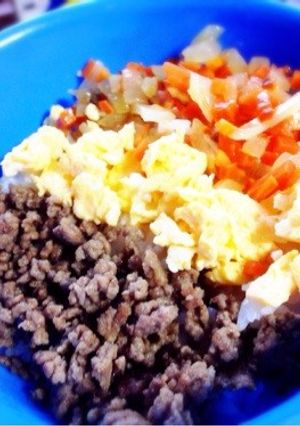 ヨシダソースで簡単三色丼-レシピのメイン写真