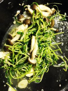 豆苗としめじの塩麹炒め-レシピのメイン写真