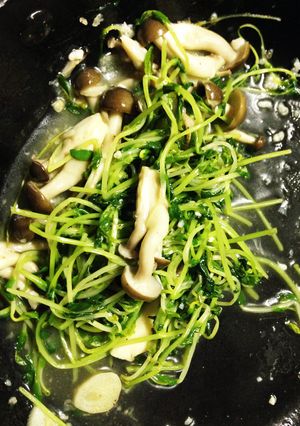豆苗としめじの塩麹炒め-レシピのメイン写真