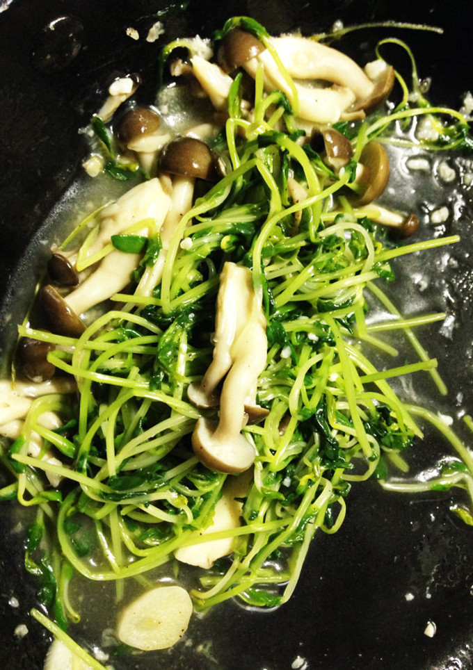豆苗としめじの塩麹炒め-レシピのメイン写真