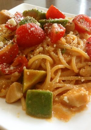 アボガドとチキンのトマトクリームパスタ-レシピのメイン写真