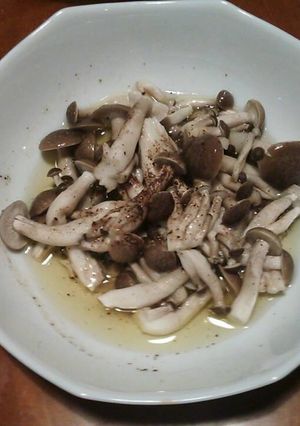 料理初心者に捧ぐ！しめじのオリーブ蒸し-レシピのメイン写真