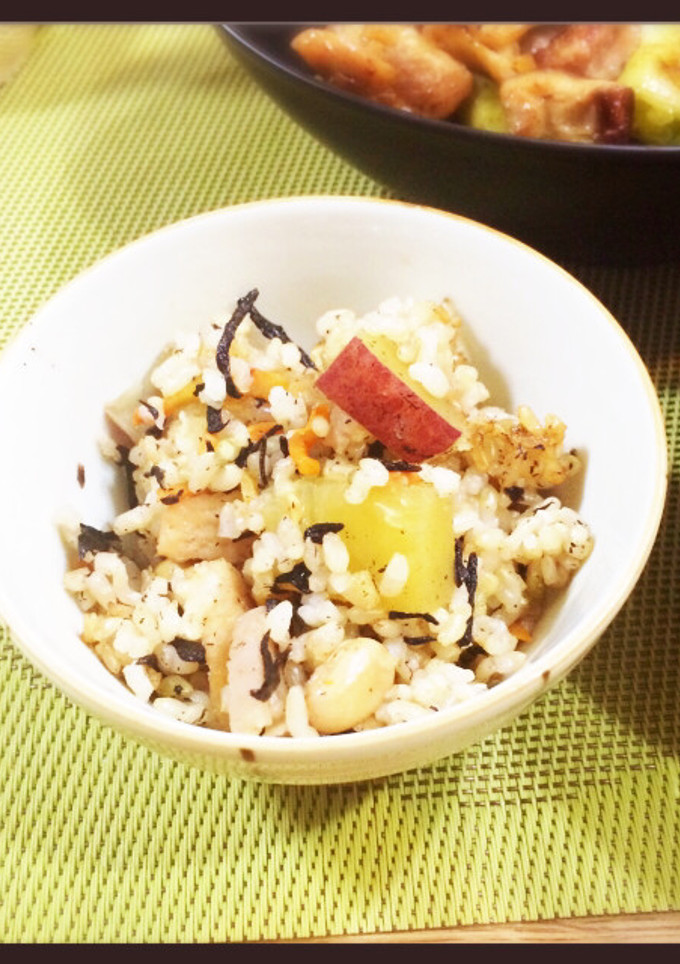 ひじきの煮物とさつまいもで炊き込みご飯-レシピのメイン写真