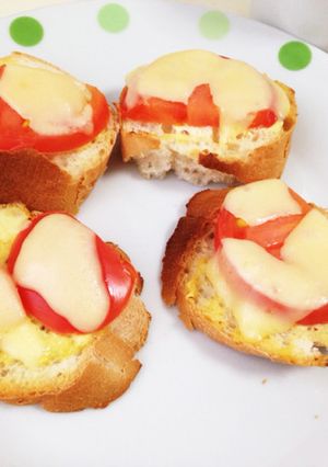 バケットのトマトチーズのせ-レシピのメイン写真