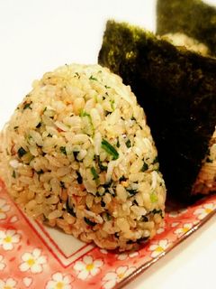 朝食お弁当にほうれん草しらす鰹節おにぎり-レシピのメイン写真
