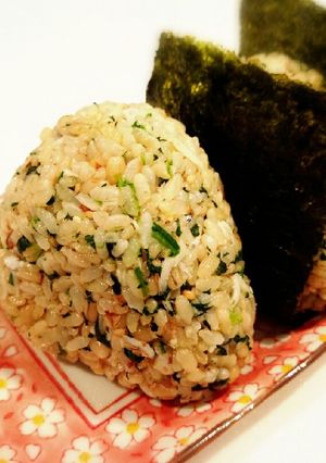 朝食お弁当にほうれん草しらす鰹節おにぎり-レシピのメイン写真