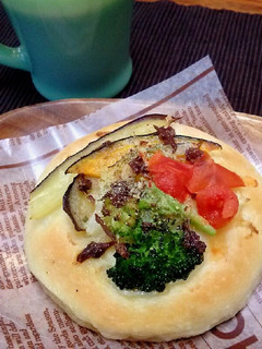 野菜とアンチョビの手捏ねフォカッチャ♪-レシピのメイン写真