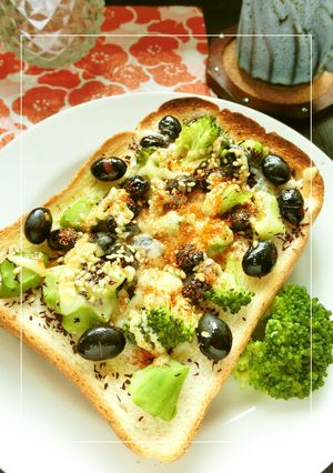 ブロッコリー茎と蒸し黒豆のゆかりトースト-レシピのメイン写真