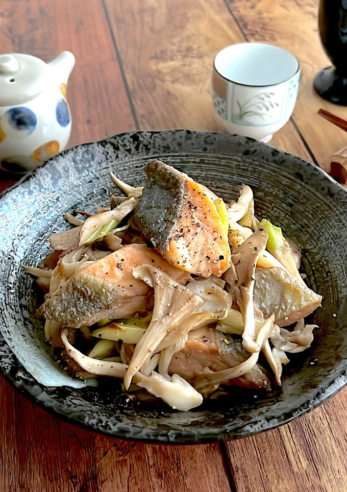 作り置きにも！鮭と舞茸の醤油マヨ炒め-レシピのメイン写真