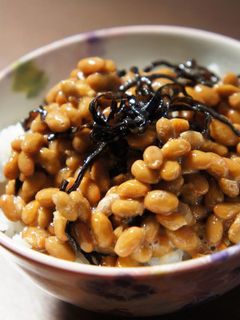 納豆・塩昆布和えをご飯にのせて-レシピのメイン写真