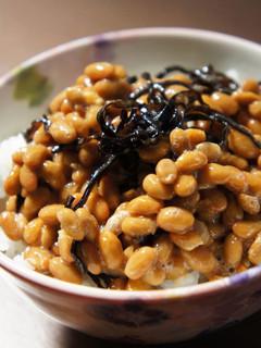納豆・塩昆布和えをご飯にのせて-レシピのメイン写真