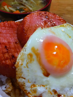 半熟目玉焼き焦がしバター醤油ハムエッグ丼-レシピのメイン写真