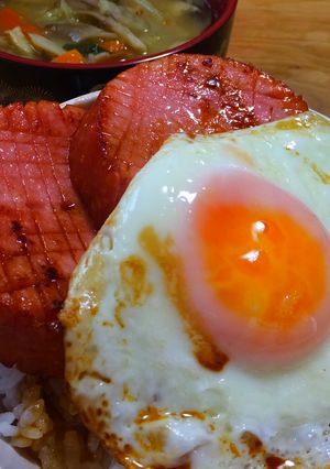 半熟目玉焼き焦がしバター醤油ハムエッグ丼-レシピのメイン写真