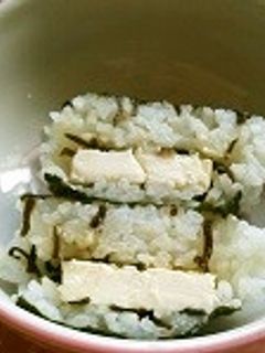 おにぎらず:中はクリームチーズと塩昆布-レシピのメイン写真