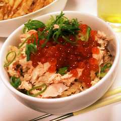 รูปของ 絶品！簡単！秋鮭といくらの親子丼♡