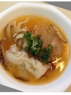 中華味とキムチ鍋の素で餃子入り春雨スープ-レシピのメイン写真