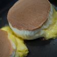 なめらかプリンが染み出る厚焼きパンケーキ