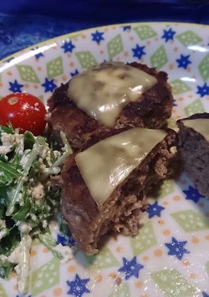 マヨ入りだよ♪肉汁たっぷりハンバーグ-レシピのメイン写真